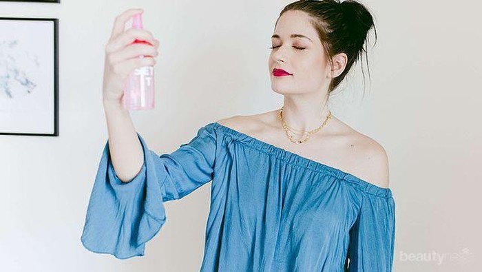 Kehabisan Make Up Setting Spray? Ternyata, Kamu Bisa Bikin Sendiri dengan Cara Mudah Ini!