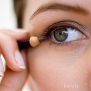 Gampang Banget, Ini Dia Tutorial Eyeliner Pensil untuk Dapatkan Hasil yang Cantik Natural