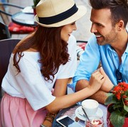 Tidak Disangka, Para Pria Sangat Suka Melihat Wanita Mengenakan 7 Pakaian Ini!
