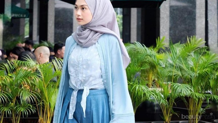 5 Inspirasi Style Oversized Hijab Ala Indah Nada Puspita yang Cute Banget!