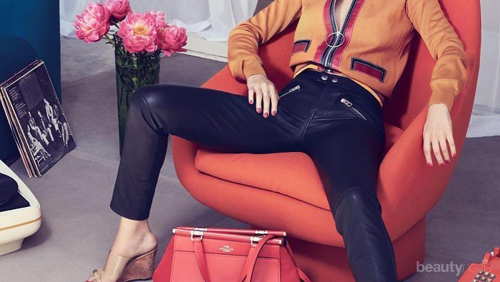 5 Sepatu Ala Selena Gomez Ini Bisa Bikin Penampilanmu Makin Kece!