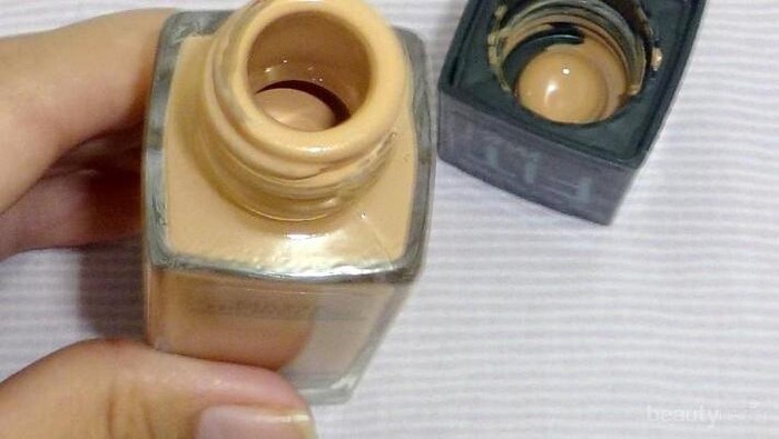 [FORUM] Bau Foundation Mayebelline Fit Me yang Matte Porelles Kok Aneh ya?
