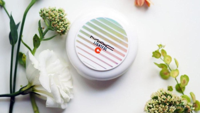 MAC Lightful C Powder Bakal Memberikan Tampilan yang Ringan dan Natural