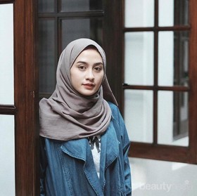 Tanpa Berlebihan, Tutorial Hijab Simpel Ini Bisa Bikin Kamu Tampil Modis Saat Ke Kampus!