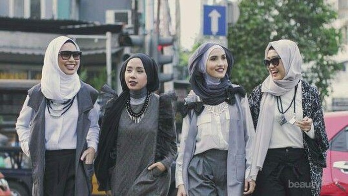 Hijabers, Ini Padu Padan Hijab Abu-abu yang Tepat Supaya Bikin Kamu Enggak Mati Gaya