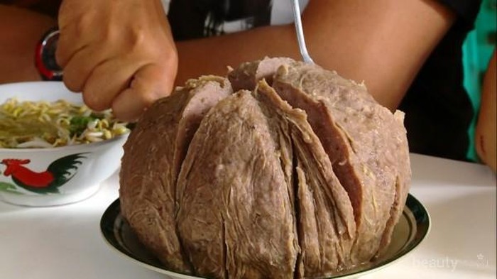 Sebesar Kepala Bayi, Intip Uniknya Bakso Raksasa yang Ada di Sekitaran Jakarta Ini Yuk!