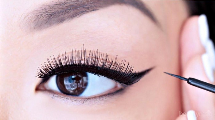 Rekomendasiin dong eyeliner murah tapi yang waterproof apa ya? Rekomendasiin dong eyeliner murah tapi yang waterproof apa ya?