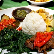 [FORUM] Tim Makan Nasi Padang Pakai Sendok atau Tangan?