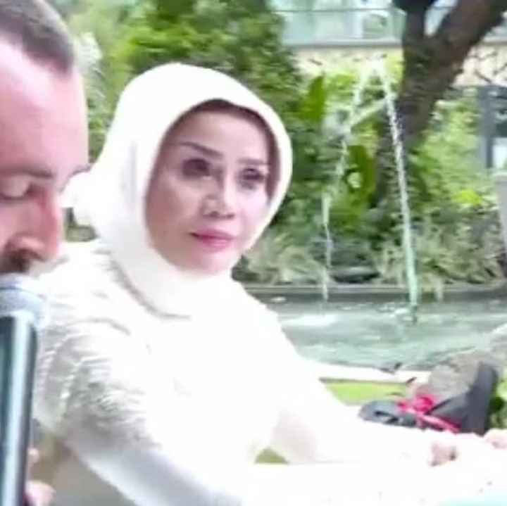 <p>Rupanya perkenalan Ema dan pria bulenya adalah melalui Cinta Penelope, Bun. (Instagram @vickyprasetyo777)</p>