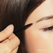 Mudah, Begini 5 Langkah Membuat Alis Lurus Korea Tanpa Perlu Mencukur Alis!
