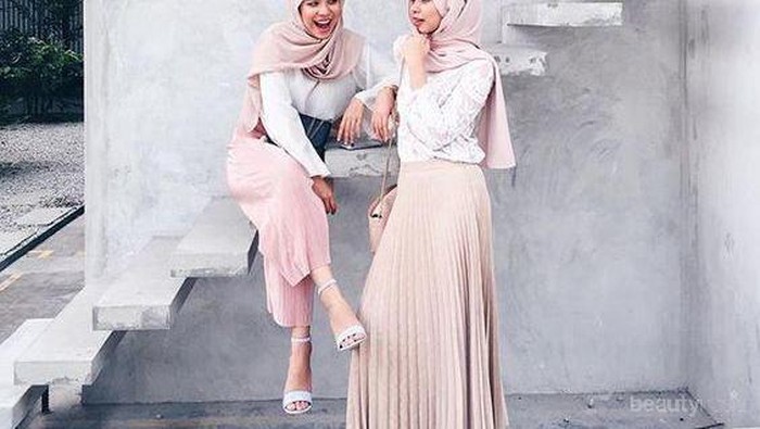 Mulai Liburan Sampai Kondangan, 5 Inspirasi Hijab Peach Ini Bisa Jadi Pilihanmu