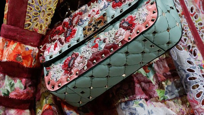 Deretan Model Tas Terbaru di Runway Paris Fashion Week yang Diduga Bakal Booming di 2018!