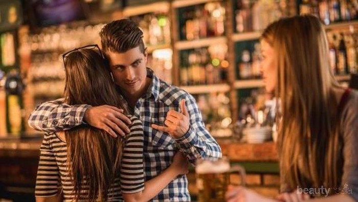 Pacar Menunjukkan Tanda-tanda Ini? Hati-hati Ladies, Bisa Jadi Pacarmu Sedang Selingkuh!