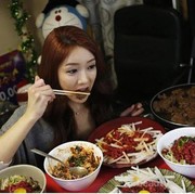 Wow, Inilah 8 Bintang Mukbang Korea Paling Populer dan Banyak Ditonton Saat Ini!