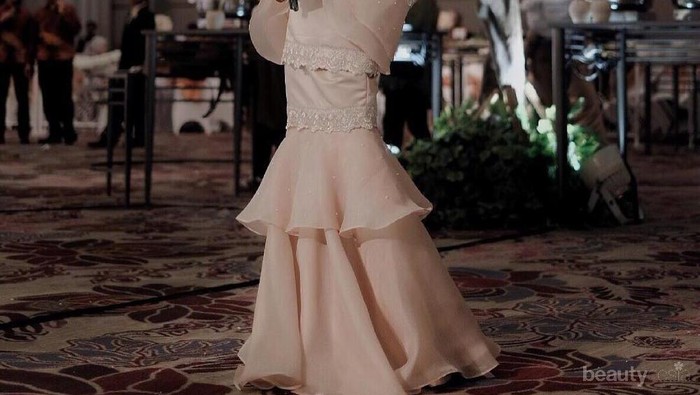 Ini Trik Bikin Tubuh Terlihat Lebih Tinggi Hanya dengan Pakai Pilihan Kebaya Muslim Ini!