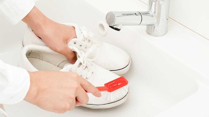 Wajib Tahu! Begini Lho Caranya Mencuci Sepatu Sesuai Bahan dengan Benar!