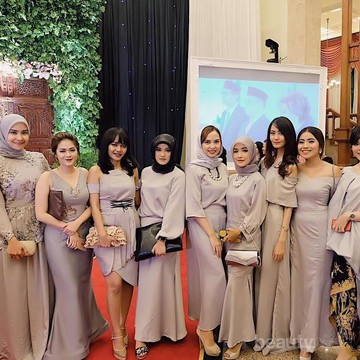Cantik dan Elegan, Ini Dia 5 Inspirasi Model Gaun Bridesmaid untuk Pesta Malam Hari