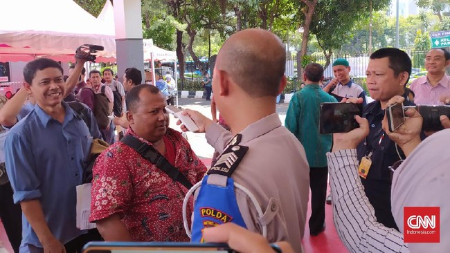 Polda Metro Jaya mulai memberlakukan pengecekan suhu tubuh terhadap warga yang ingin memasuki wilayah Satuan Administrasi Manunggal Satu Atap (Samsat) dan Sentra Pelayanan Kepolisian Terpadu (SPKT) untuk mengurusi perpanjangan STNK dan SIM.