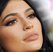 Ikuti Tutorial Ini untuk Membuat Bibir Tipis Terlihat Lebih Tebal