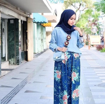 Tanpa Ribet, Ini Pilihan Atasan yang Cocok Dipadukan dengan Rok Rempel Hijab untuk Hangout