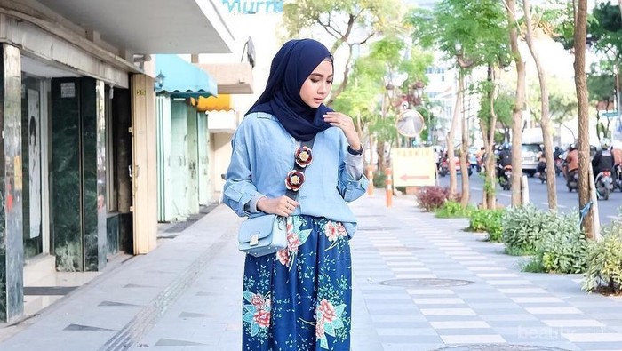 Tanpa Ribet, Ini Pilihan Atasan yang Cocok Dipadukan dengan Rok Rempel Hijab untuk Hangout