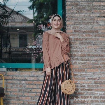 img-title Mau Tampil Fashionable? Begini Mix and Match Celana Motif Garis-Garis Untuk Tampilan Casual