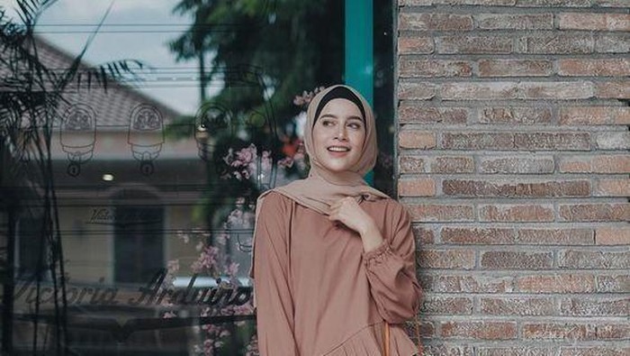 Mau Tampil Fashionable? Begini Mix and Match Celana Motif Garis-Garis Untuk Tampilan Casual