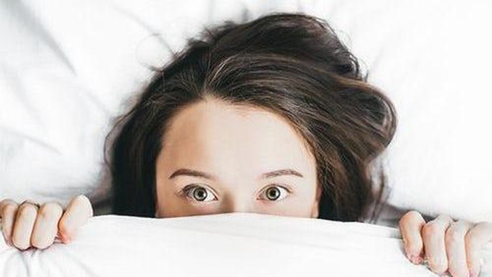 Terlalu Letih di Malam Hari? Lakukan 3 Hal Ini Agar Kulit Tetap Sehat!