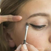 Supaya Tampilan Lebih Natural, Ikuti Tips Mengaplikasikan Eyeliner yang Satu Ini!