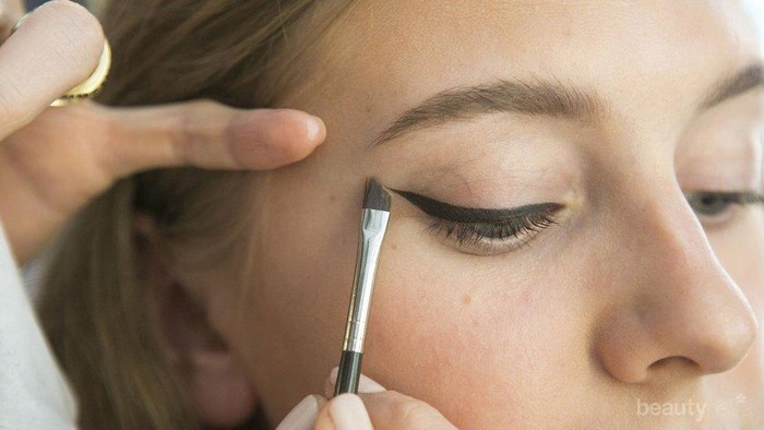Supaya Tampilan Lebih Natural, Ikuti Tips Mengaplikasikan Eyeliner yang Satu Ini!