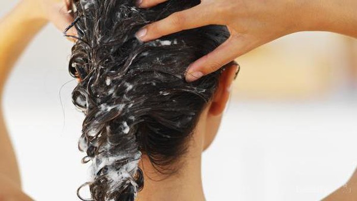 Bener enggak sih shampoo bayi bisa ngilangin ketombe? Bener enggak sih shampoo bayi bisa ngilangin ketombe?