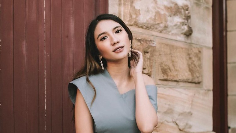 Acha Sinaga melahirkan