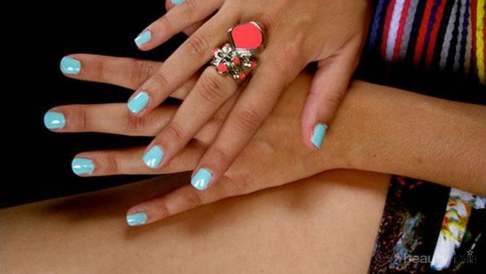 Buat Si Manis Sawo Matang, Ini Dia Pilihan Warna Cat Kuku yang Bikin Kamu Tampak Eksotis