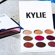 Tidak Hanya Lipstik, Kali Ini Kamu Bisa Coba Kylie Cosmetics Burgundy Palette