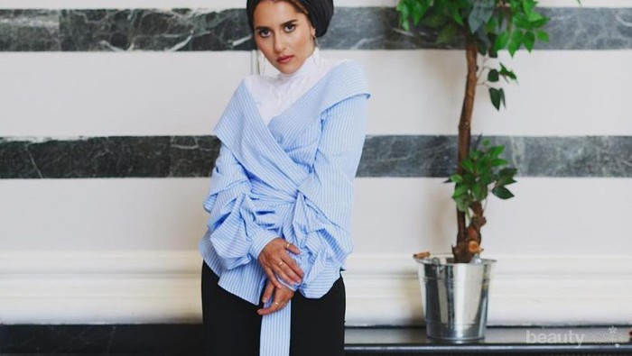 Cool! Gaya Hijab Casual Dina Tokio Ini Bisa Jadi Inspirasi Kamu, Lho!