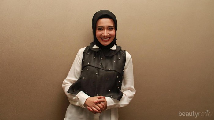 Cantik dan Modis, Intip 5 Inspirasi Outer Hijab ala Zaskia Sungkar