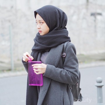img-title Jangan Sampai Tertinggal! Perlengkapan Hijabers Ini Wajib Dibawa Saat Musim Hujan