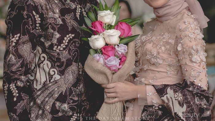 Kompak Banget! Ini Dia Tips dan Inspirasi Batik Muslim Couple dari Selebgram yang Bisa Kamu Contek!
