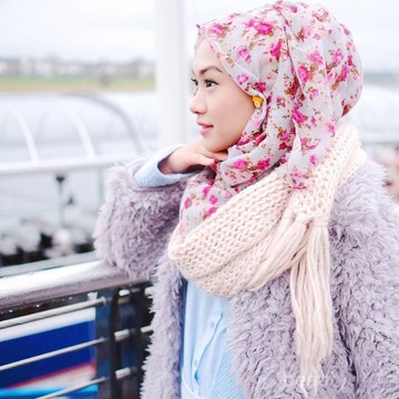 img-title Ingin Berlibur ke Luar Negeri? Ini Dia Cara Stylish Pakai Syal untuk Kamu yang Berhijab