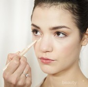 Tak Perlu Susah-susah, Ternyata Ini Trik Make Up Paling Ampuh untuk Tutupi Mata Panda!