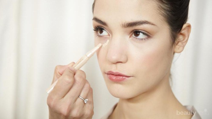 Tak Perlu Susah-susah, Ternyata Ini Trik Make Up Paling Ampuh untuk Tutupi Mata Panda!