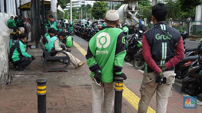 Begini Taktik Bisnis GOTO-Grab yang Bikin Driver Ojol Langka