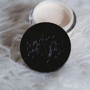 Bikin Wajah Mulus Tanpa Pori-Pori, Setting Powder dari Kat Von D Berikut Wajib Kamu Miliki!