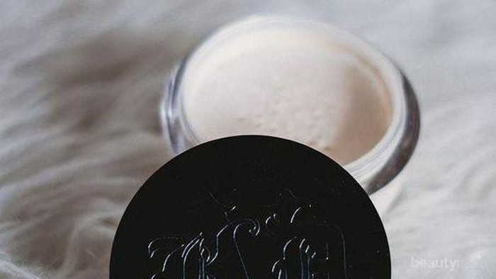 Bikin Wajah Mulus Tanpa Pori-Pori, Setting Powder dari Kat Von D Berikut Wajib Kamu Miliki!