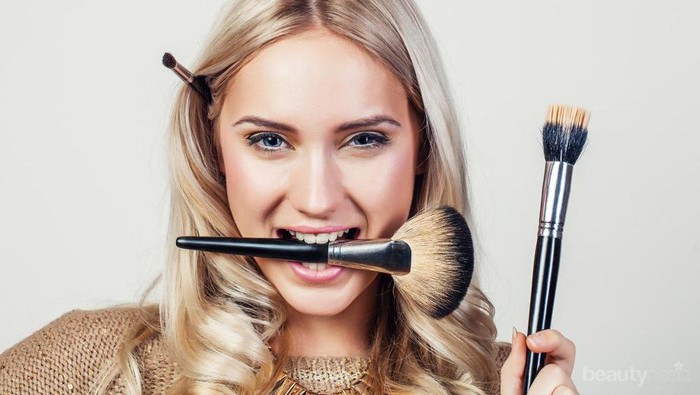Jari dan Brush, Mana yang Lebih Higienis untuk Mengaplikasikan Make Up ke Wajah?