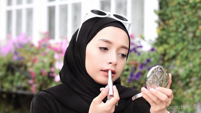 3 Hal Ini Bisa Dilakukan Para Hijabers Agar Make Up Tidak Luntur Ke Hijab Lho!