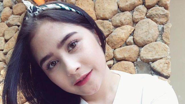 Ladies 4 Warna Lipstik Untuk Remaja Ini Ternyata Lagi Hits Banget Lho Di 2017 Warna lipstik bagus untuk remaja