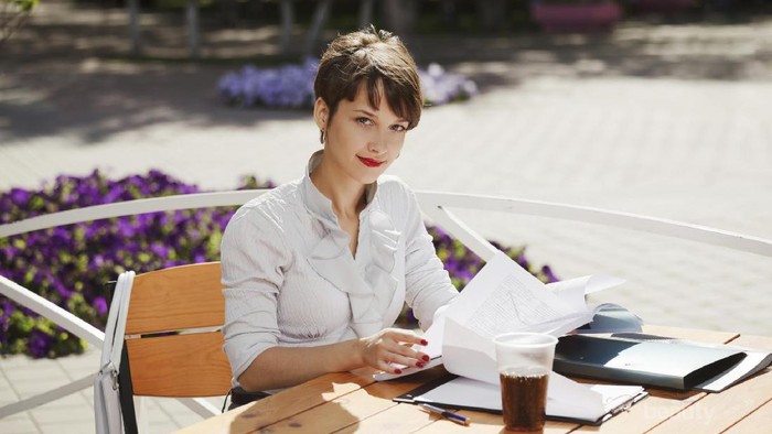 Ingin Terlihat Profesional Ala Wanita Karir? Yuk Ikuti Cara Mudah Ini!