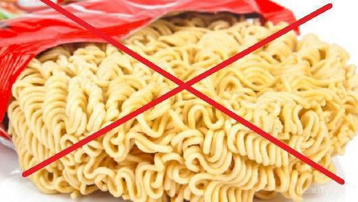 Stop Konsumsi Mie Instan Mentah Jika Kalian Tidak Ingin Mengalami Bahaya Ini!