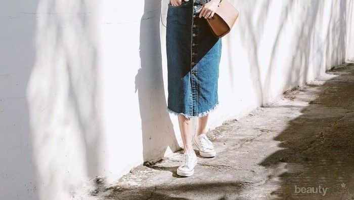 Ganti Gaya Biasa Kamu dengan Padu Padan Rok Jeans Panjang yang Lucu Buat Hangout Ini!